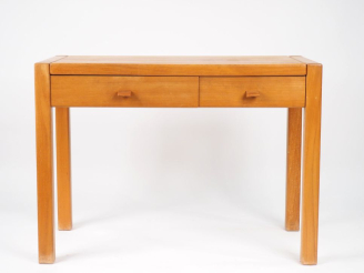 Vente aux enchères Maison REGAIN. Bureau en orme massif, ouvrant à un tiroir en ceinture 