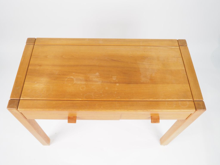 Maison REGAIN. Bureau en orme massif, ouvrant à un tiroir en ceinture 