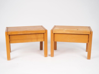 Vente aux enchères Maison REGAIN. Paire de chevets en orme massif, ouvrant à un tiroir. D