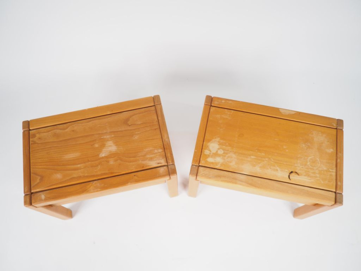 Maison REGAIN. Paire de chevets en orme massif, ouvrant à un tiroir. D