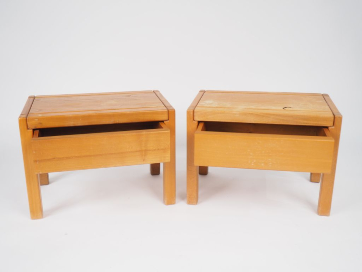 Maison REGAIN. Paire de chevets en orme massif, ouvrant à un tiroir. D