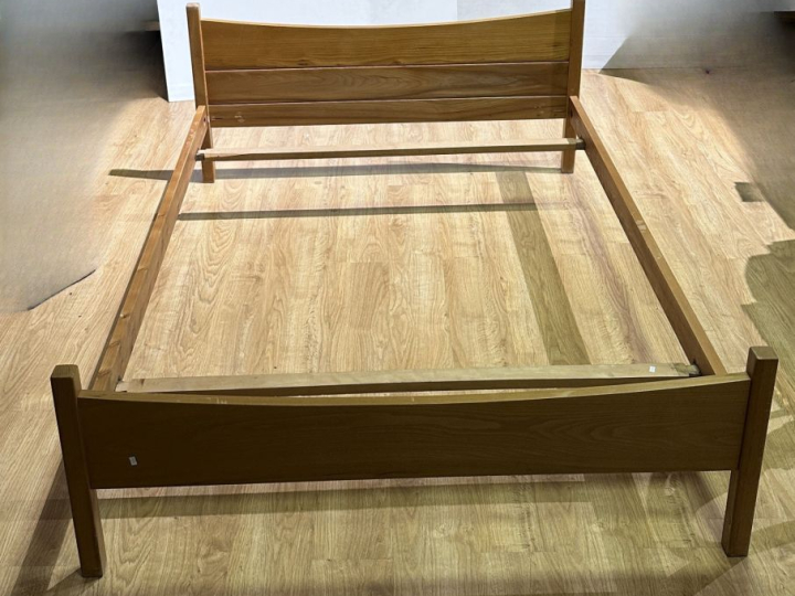 Maison REGAIN. Lit en orme. Dim.  74 x 150 x 200 cm.