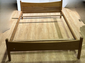 Vente aux enchères Maison REGAIN. Lit en orme. Dim.  74 x 150 x 200 cm.