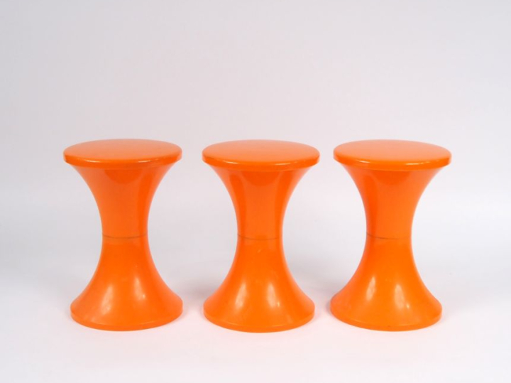 Trois tabourets diabolo années 70 orange. H. 45 cm.