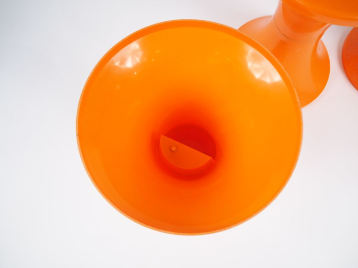 Trois tabourets diabolo années 70 orange. H. 45 cm.