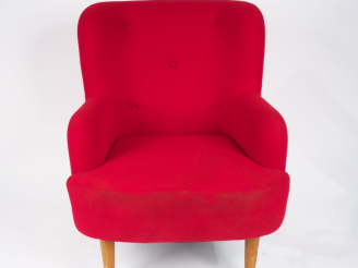 Vente aux enchères HABITAT. Fauteuil design à tissu rouge.