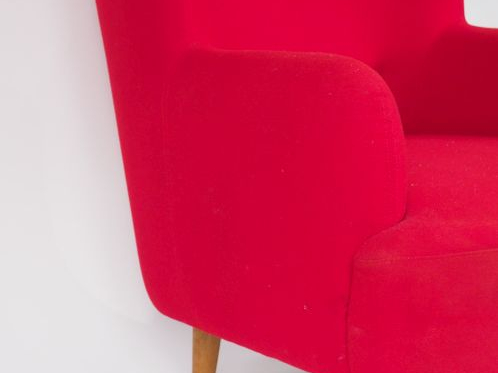 HABITAT. Fauteuil design à tissu rouge.