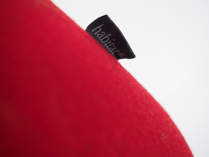 HABITAT. Fauteuil design à tissu rouge.