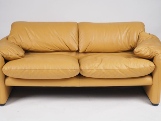 Vente aux enchères Vico MAGISTRETTI pour CASSINA. Canapé "Maralunga" en cuir havane. Port