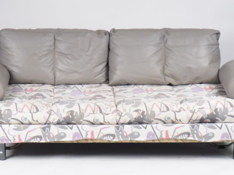 Vente aux enchères ZANOTTA éditeur. Canapé années 80 à accotoirs et dossier modulables, g