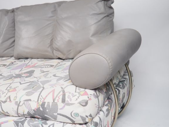 ZANOTTA éditeur. Canapé années 80 à accotoirs et dossier modulables, g