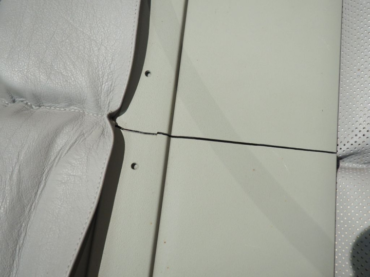 ZANOTTA éditeur. Canapé années 80 à accotoirs et dossier modulables, g