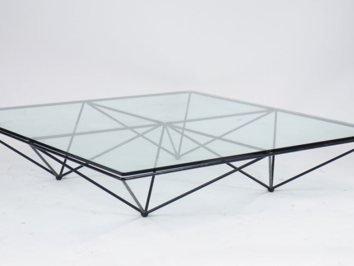 Paolo PIVA. Table basse années 80 en métal laqué noir et son plateau e