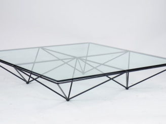 Vente aux enchères Paolo PIVA. Table basse années 80 en métal laqué noir et son plateau e