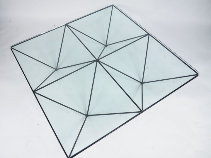 Paolo PIVA. Table basse années 80 en métal laqué noir et son plateau e