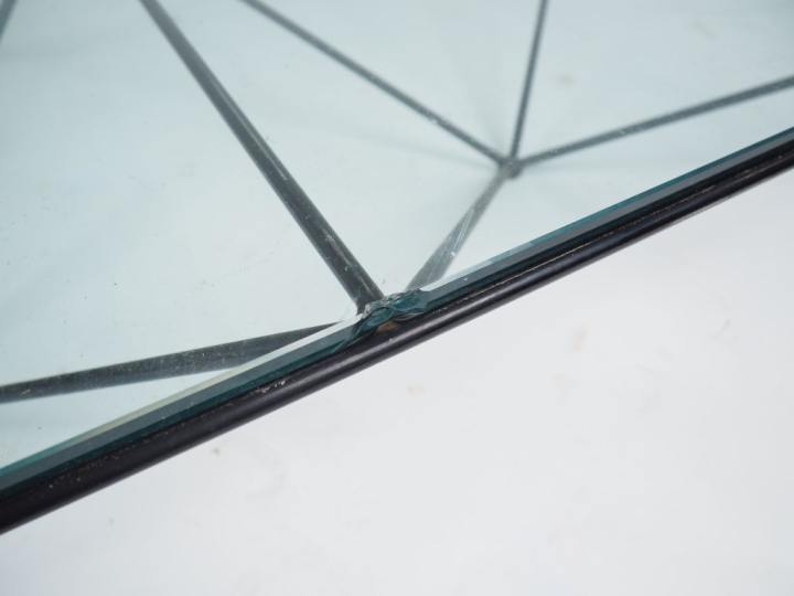 Paolo PIVA. Table basse années 80 en métal laqué noir et son plateau e