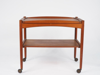 Vente aux enchères Desserte roulante fin des années 60 de style scandinave en teck. Dim. 