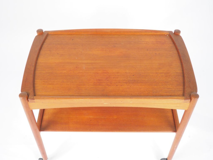 Desserte roulante fin des années 60 de style scandinave en teck. Dim. 