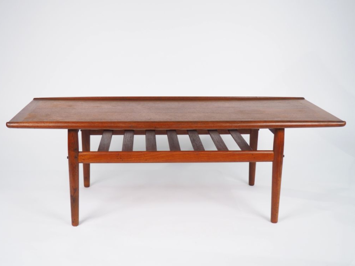 Table basse fin de années 60 de style scandinave à deux plateaux. Dim.