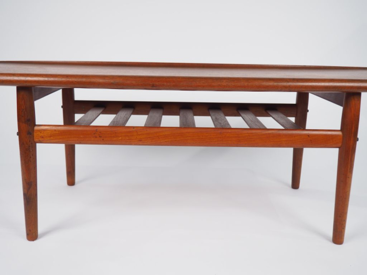 Table basse fin de années 60 de style scandinave à deux plateaux. Dim.