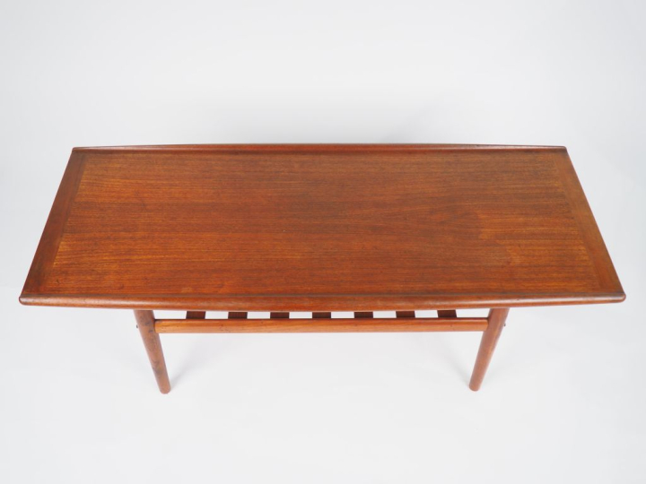 Table basse fin de années 60 de style scandinave à deux plateaux. Dim.