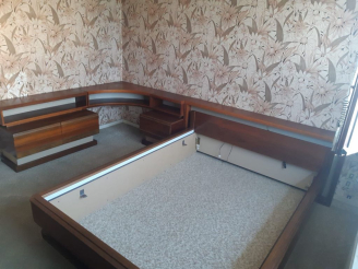 Vente aux enchères Chambre à coucher de style scandinave, tête de lit éclairante composée