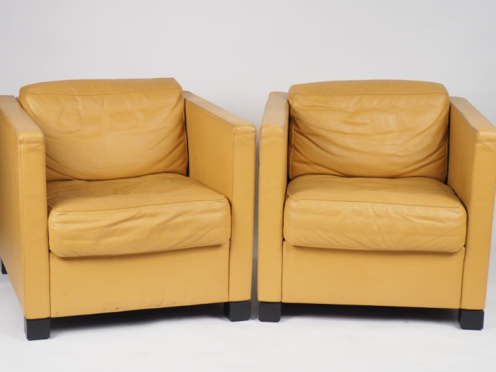 DE SEDE. Paire de fauteuils club en cuir beige. Signés. Dim. 72 x 82 x