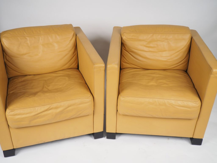 DE SEDE. Paire de fauteuils club en cuir beige. Signés. Dim. 72 x 82 x