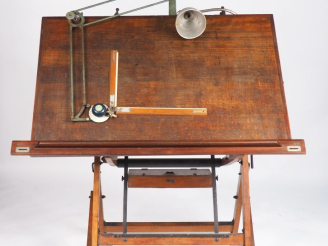 Vente aux enchères NESTLER. Table d'architecte avec ses accessories.