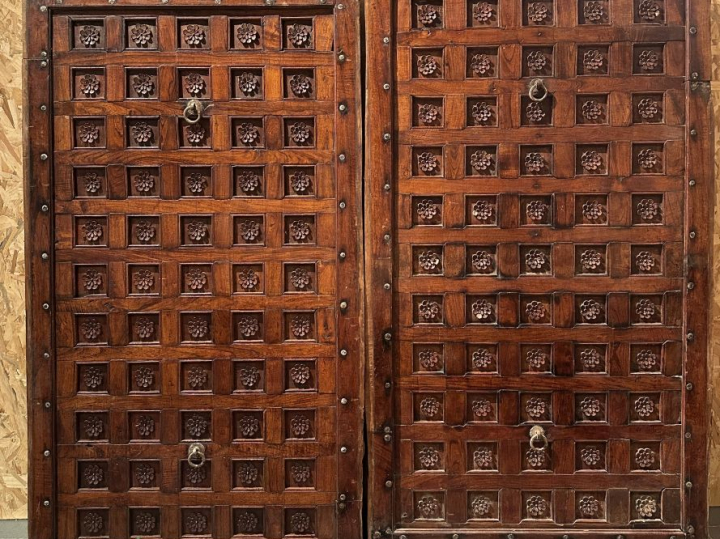 Deux éléments de plafonds à caissons indiens en bois sculpté à décor d