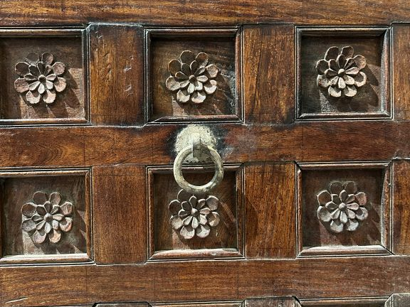 Deux éléments de plafonds à caissons indiens en bois sculpté à décor d