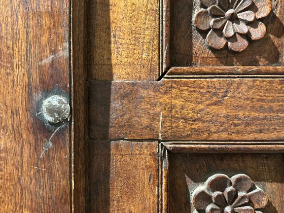 Deux éléments de plafonds à caissons indiens en bois sculpté à décor d