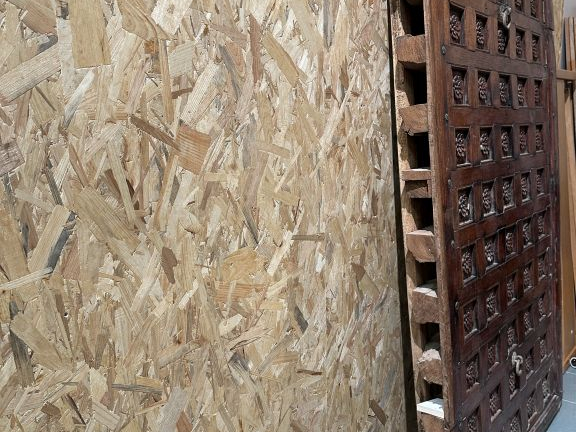 Deux éléments de plafonds à caissons indiens en bois sculpté à décor d