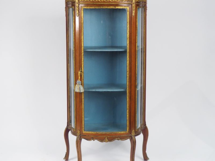 Vitrine Napoléon III de style Louis XV en bois naturel et ornementatio
