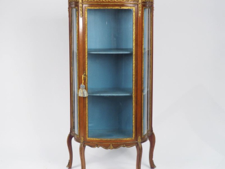 Vente aux enchères Vitrine Napoléon III de style Louis XV en bois naturel et ornementatio