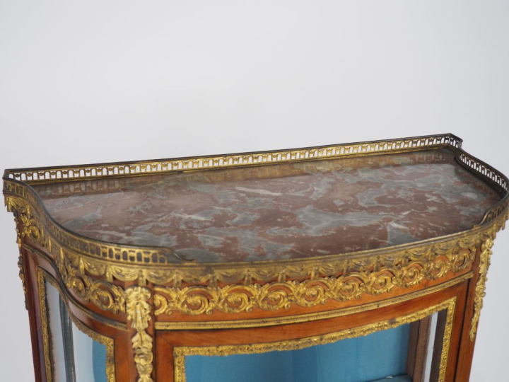 Vitrine Napoléon III de style Louis XV en bois naturel et ornementatio