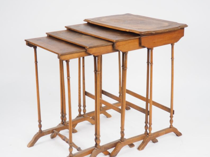 Suite de quatre tables gigognes 1900 en marqueterie. Dim. 73 x 58,5 x 