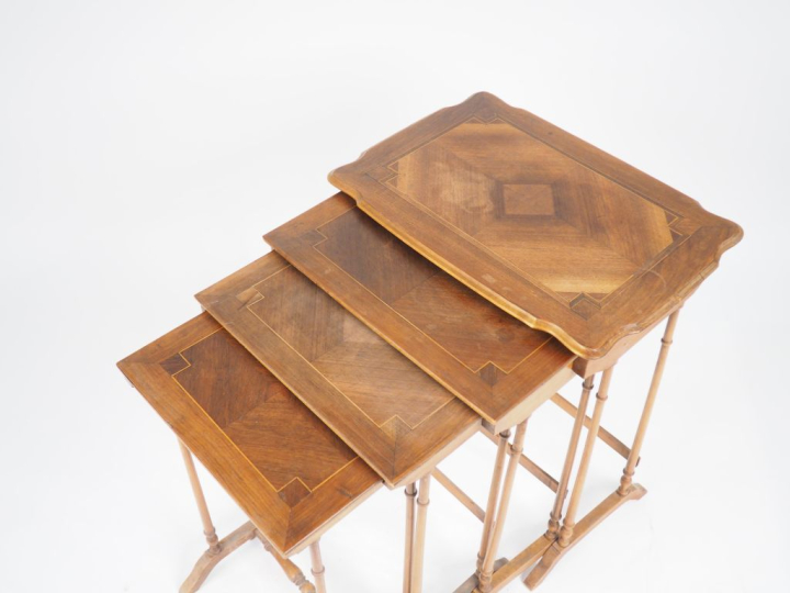 Suite de quatre tables gigognes 1900 en marqueterie. Dim. 73 x 58,5 x 