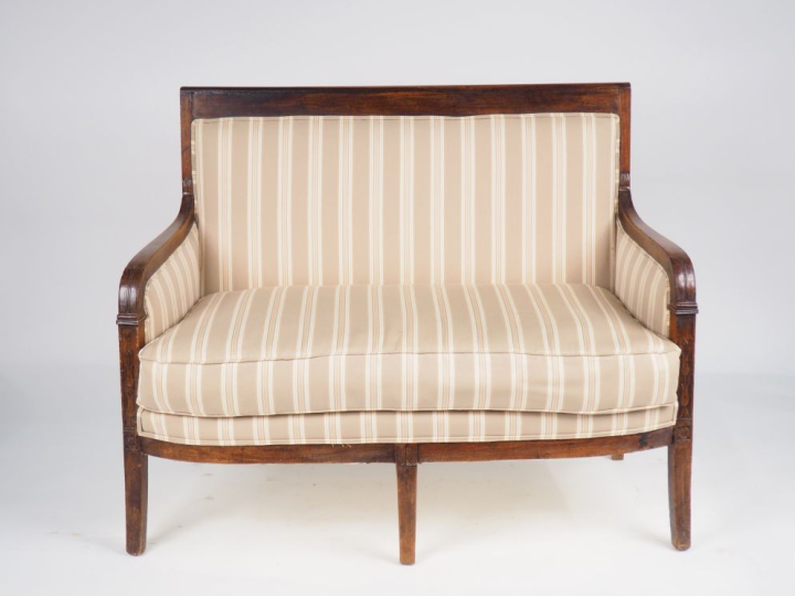 Banquette Louis Philippe en acajou, garniture de tissu rayé. (Restaura