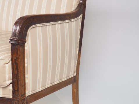 Banquette Louis Philippe en acajou, garniture de tissu rayé. (Restaura
