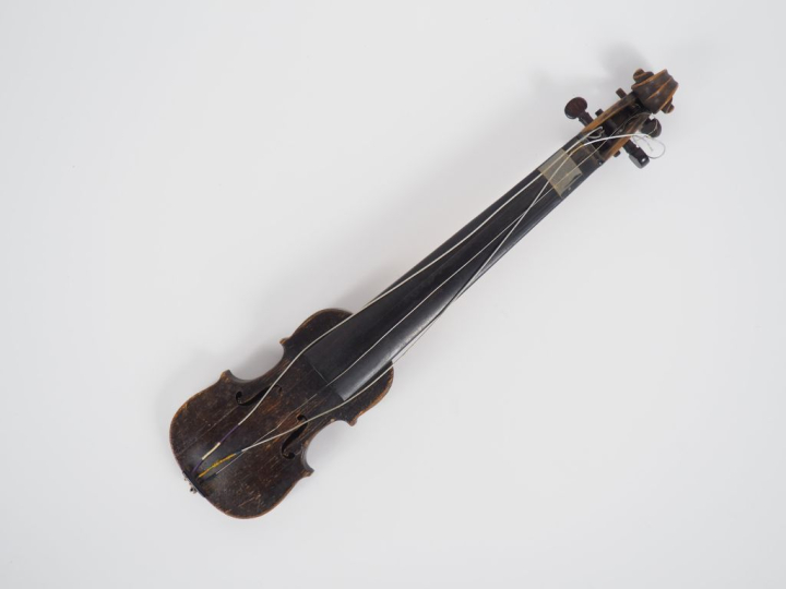 Violon pochette	 d'amateur vers 1830		 130 mm. (A restaurer).  Expert 