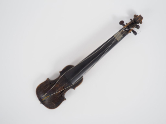 Vente aux enchères Violon pochette	 d'amateur vers 1830		 130 mm. (A restaurer).  Expert 