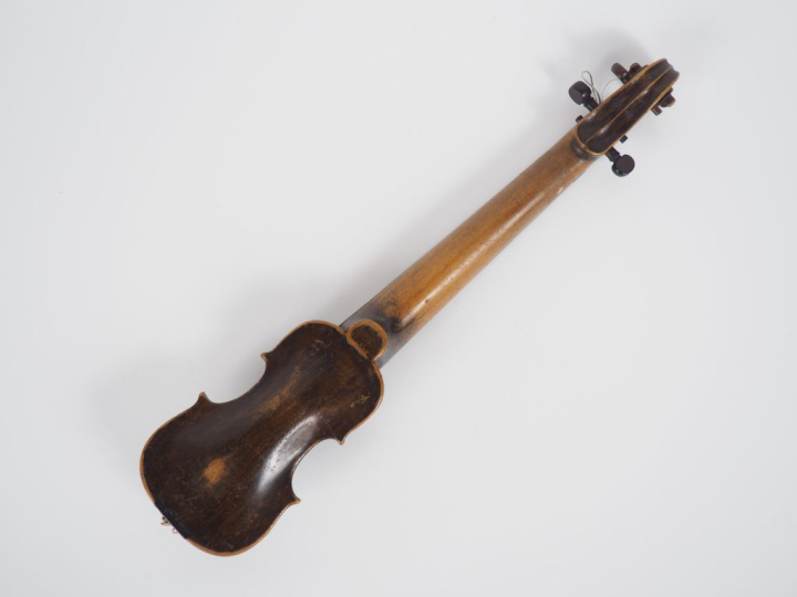 Violon pochette	 d'amateur vers 1830		 130 mm. (A restaurer).  Expert 