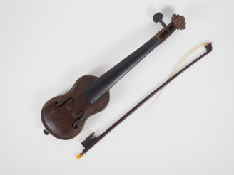 Vente aux enchères Violon pochette	 d'amateur vers 1830		. 167 mm.  On y joint un archet 