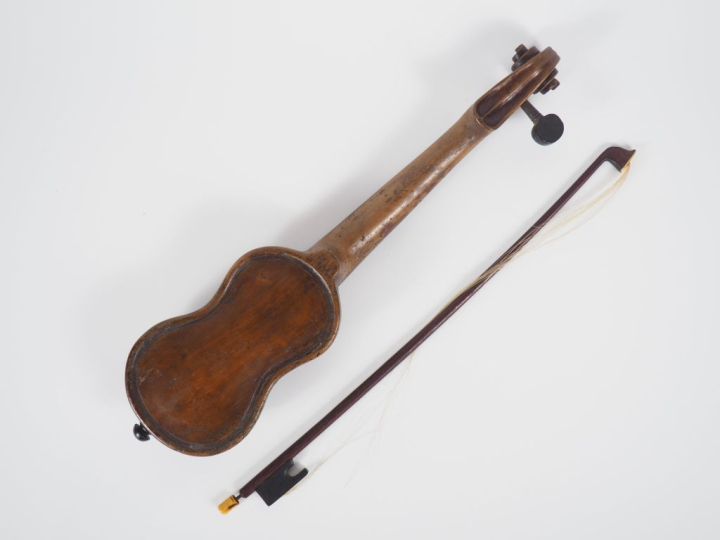 Violon pochette	 d'amateur vers 1830		. 167 mm.  On y joint un archet 