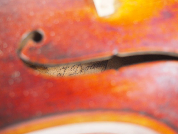 Très beau violon	 fait par Justin Derazey. Certificat de Bernard Sabat