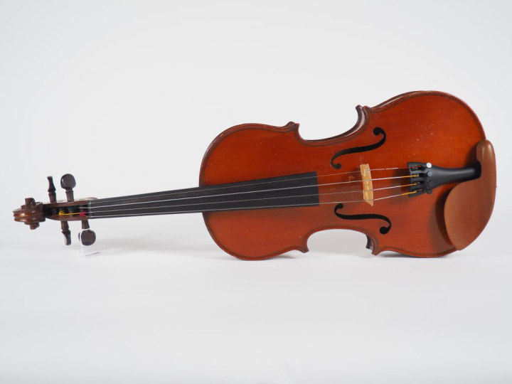 Violon d'étude 	fait à Mirecourt vers  1930	. 359 mm. (	prêt à jouer).