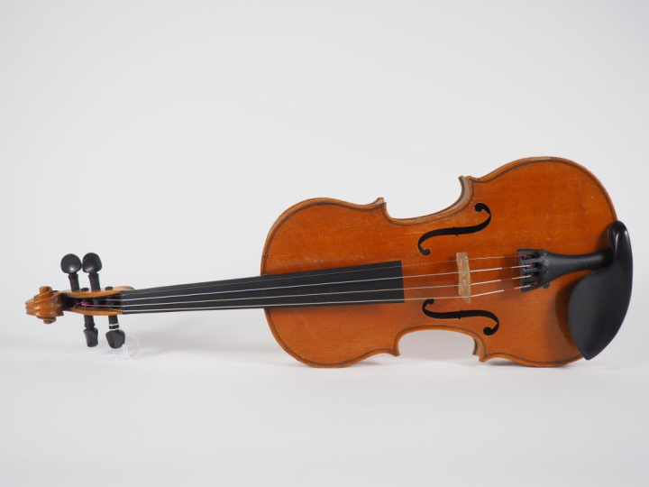 Intéressant violon 	fait à Mirecourt vers 1870. 	358mm. (	Bon état, pr