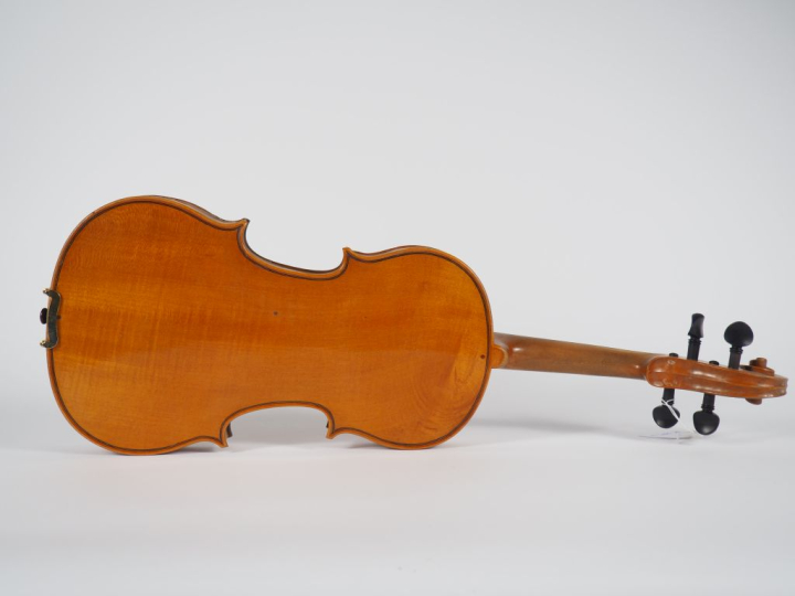 Intéressant violon 	fait à Mirecourt vers 1870. 	358mm. (	Bon état, pr