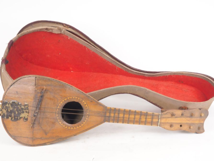 Mandoline XIXème en bois à décor en marqueterie. L. 270 mm.  (Usures e